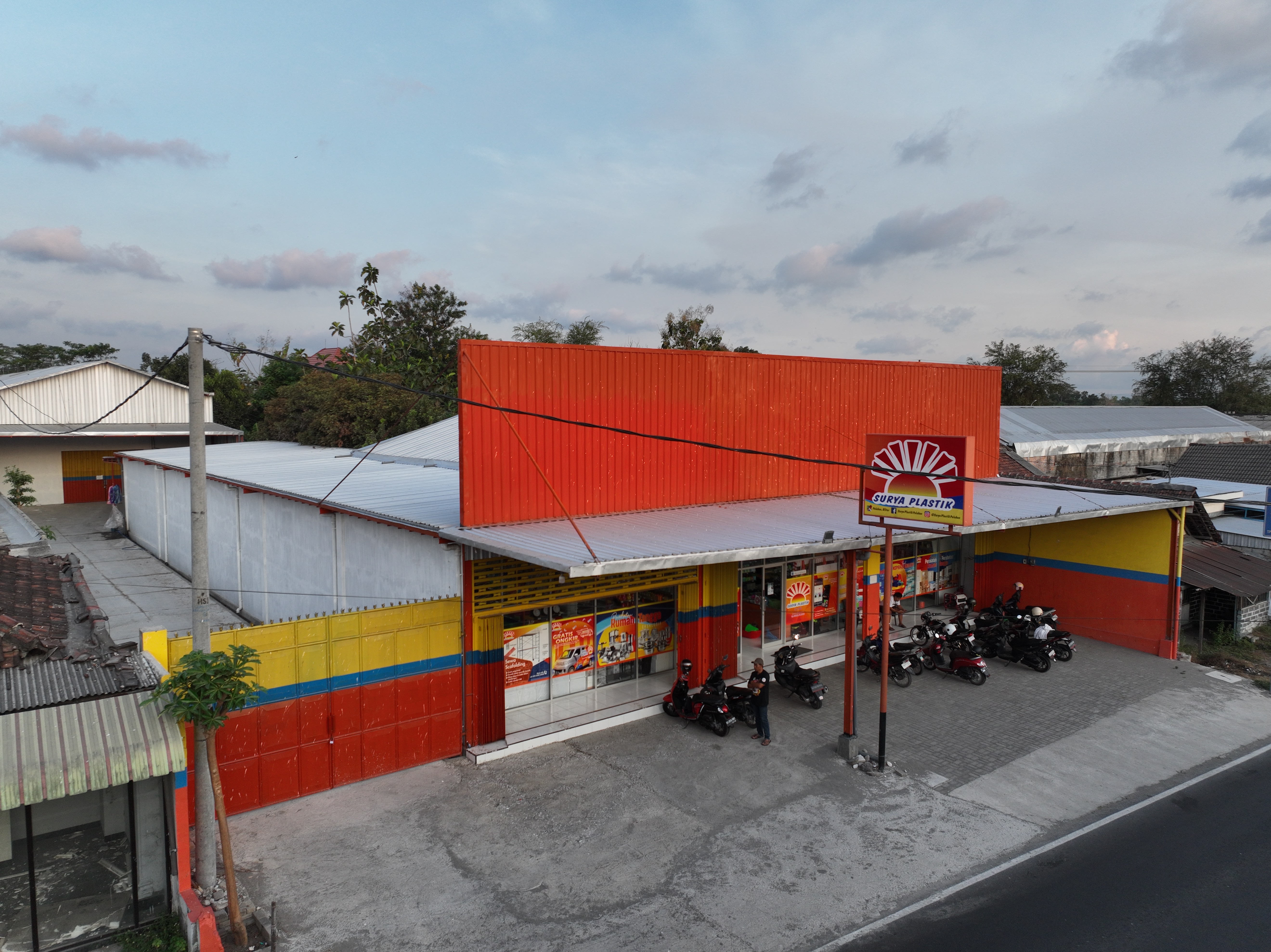 Area toko atau gudang Surya Plastik untuk mendukung layanan pelanggan